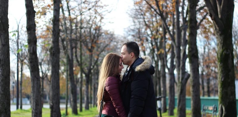 parís eiffel tower couple pigeons lights blue love romance umbrella arc de triomphe